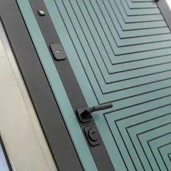 Входная металлическая дверь CREDOR (Кредо) с зеркалом Максимум Бетон светлый / Velutto Verde с патиной