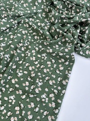 Вискоза штапель Лютики на зеленом фоне