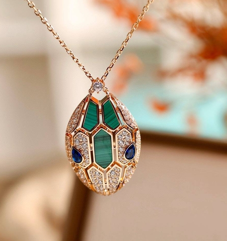 kole-s-podveskoj-zmeya-kachestvo-vgold-kollekciya-rose-serpenti-s-perlamutrom