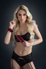 Красно-чёрные полиуретановые наручники Luxurious Handcuffs - 