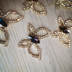 Стразы на цапах пришивные. Кабошон бабочка. В ассортименте