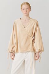 Блузка на запах из бежевого бархата