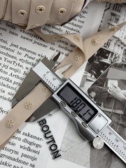 Тесьма с кнопками бежевая узкая 18 мм