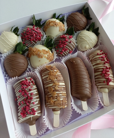 Клубника в шоколаде и бананы в шоколаде