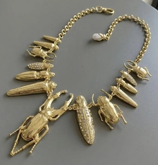 kole-krupnoe-zhuk-olen-v-stile-schiaparelli