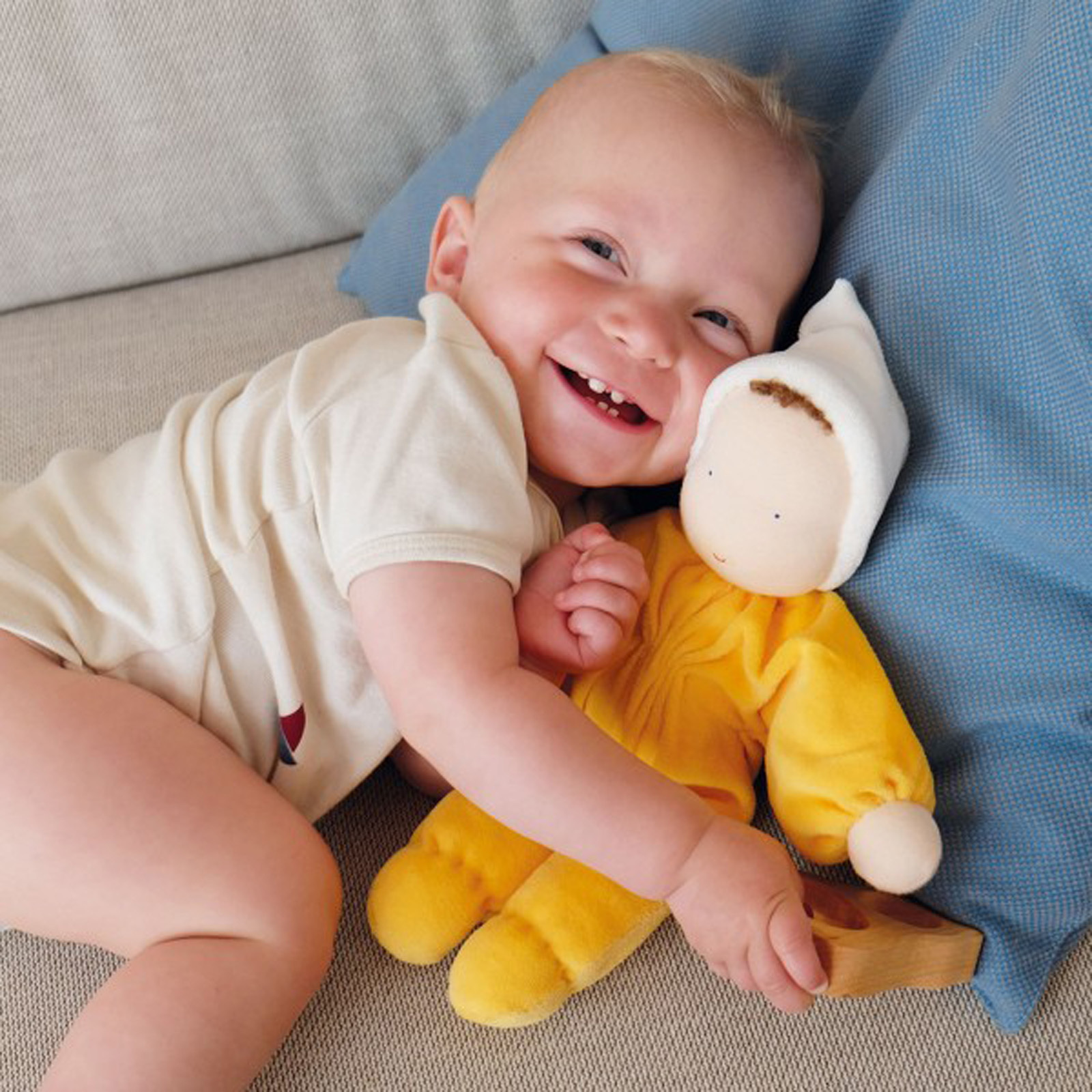Малыш желтый. Малыш в желтом игрушка. Младенец в желтом. Игрущка ребёнок в жёлтом.