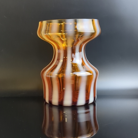 Элегантная ваза для цветов, выдувное стекло, янтарное и молочное стекло, 17 см, винтаж СССР 1970-1990 гг