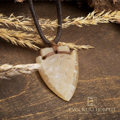 Оберег "Стрела". Медовый нефрит.