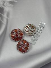 Пуговицы серебристые с красными (оранжевыми) цирконами