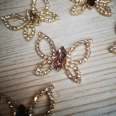 Стразы на цапах пришивные. Кабошон бабочка. В ассортименте