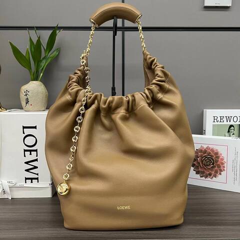 Сумка Loewe Squeeze среднего размера из кожи ягненка наппа коричневый