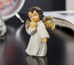 Фигурка Ангел с золотистыми крыльями в белом платье, 6*4*2 см, 1 шт.