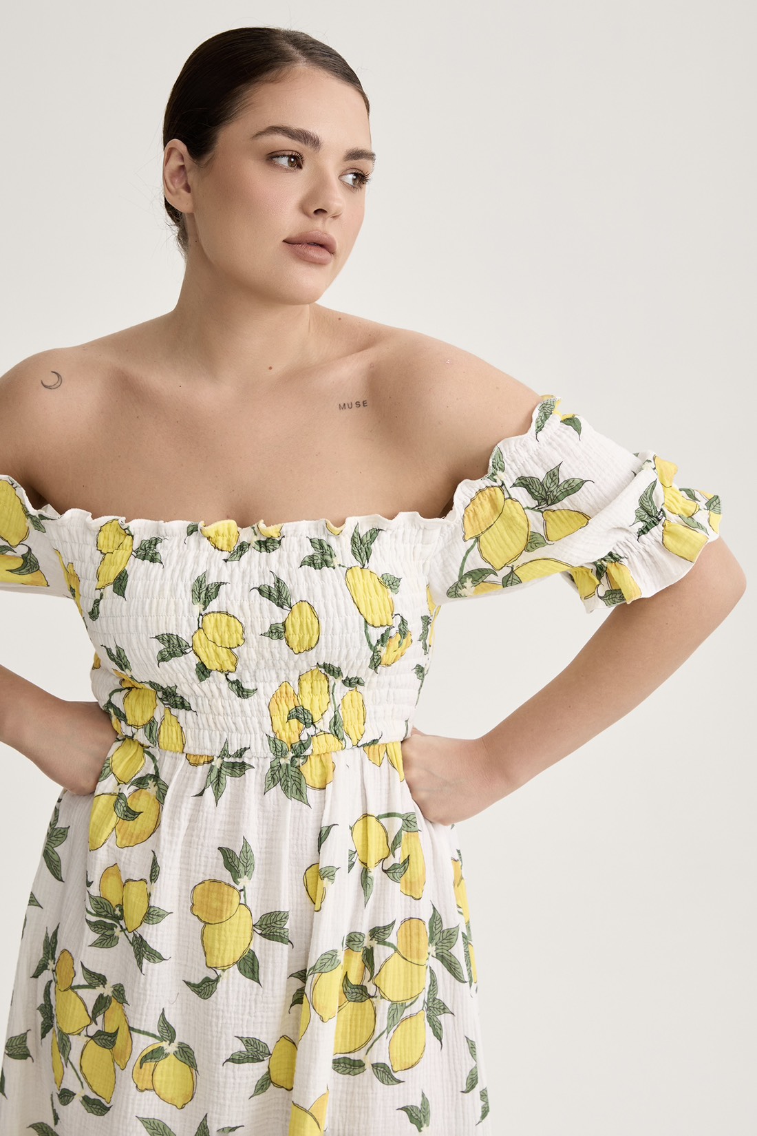 Платье с открытыми плечами из муслина, принт лимоны