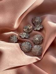 Пуговицы серебро стразы  в форме цветка