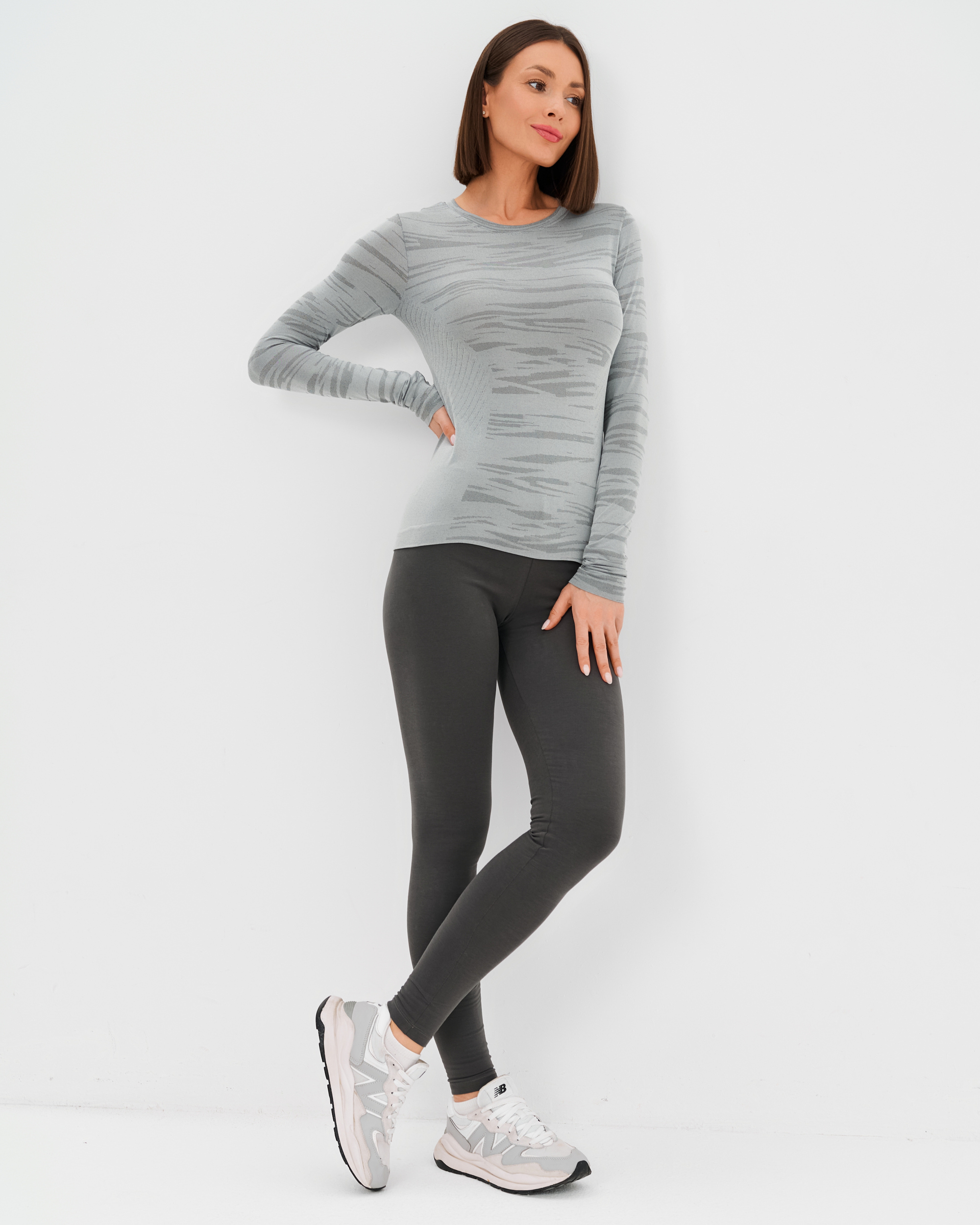 темно-серый