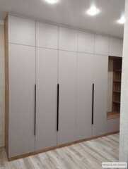 Шкаф на заказ с ящиками, штангами и полками