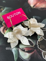 Серьги полукольца золотистые с белыми (перламутровыми) цветами
