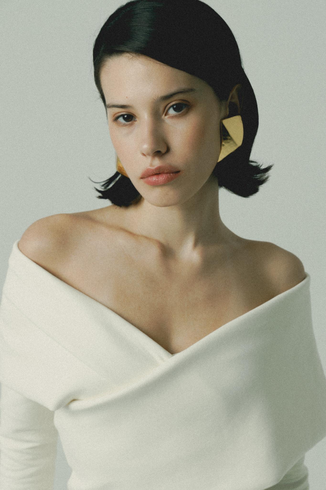 Джемпер с перекрутом