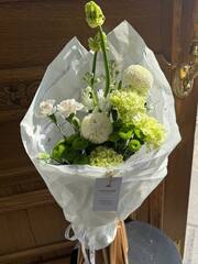 Кулек из диантусов, хризантемы, орнитогалума и маттиолы