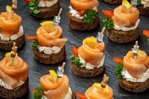 Канапе с лососем и болгарским перцем, 20 шт.