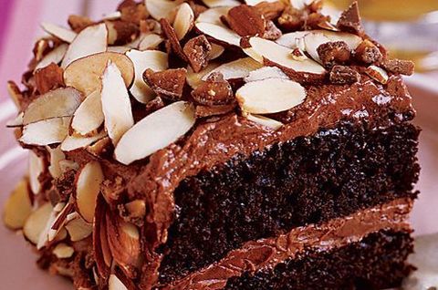 Шоколадно-миндальный торт с ежевикой