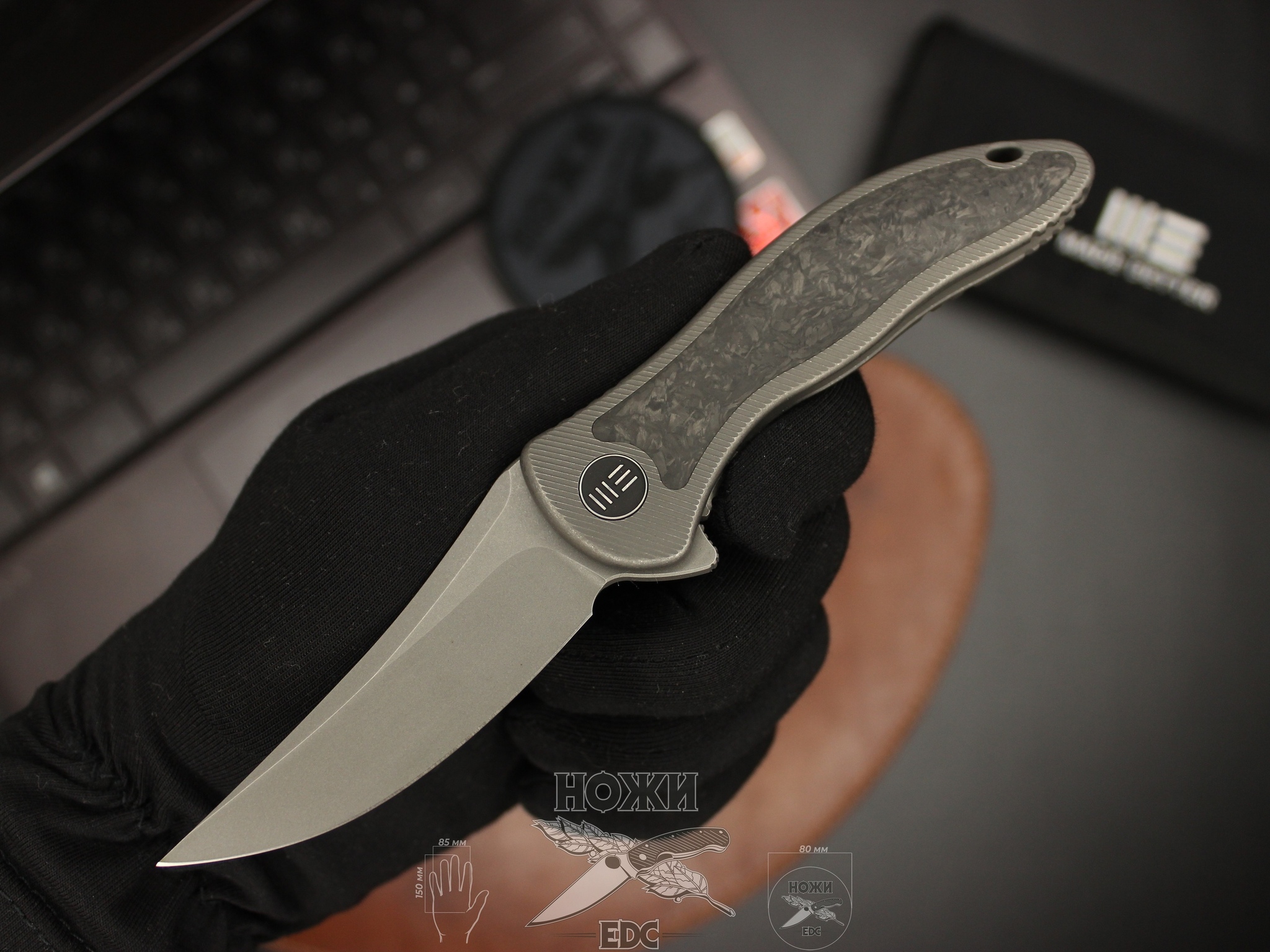 Нож we knife. We Knife Mini Synergy. We Knife Vision r сталь CPM-20cv, рукоять Gray Titanium. Новые ножи. Мини складной нож.