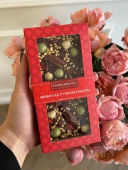 Шоколад ручной работы с пеканом, вишней и фундуком