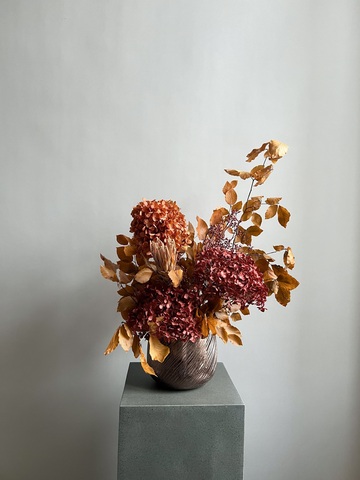 Композиция в кашпо Леукадендрон