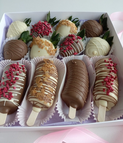 Клубника в шоколаде и бананы в шоколаде