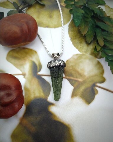 Кулон с молдавитом 