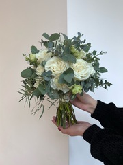 Свадебный букет из лизиантуса, диантусов, одноголовых роз и эвкалипта