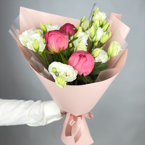 Букет ярко-розовых пионов с эустомой (размер - S)