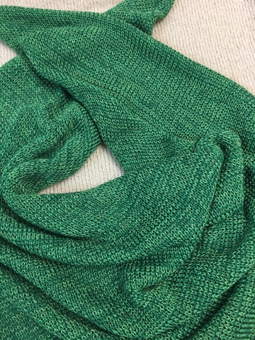 Треугольный шарф-косынка, цвет - зеленый меланж.