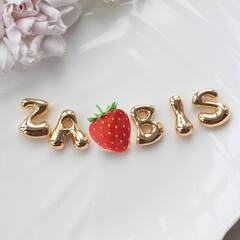 Слово из букв ZAEBIS в золоте