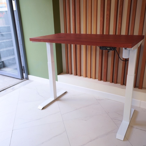 Регулируемый компьютерный стол Motor UP с регулировкой по высоте — столешница МДФ красное дерево