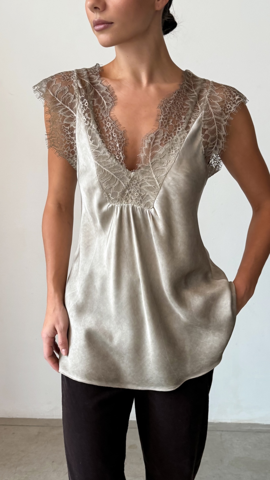 Топ с кружевом на вырезе и на плечах