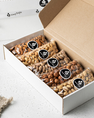 Набор орехов HoneyForYou (5 видов) в белой подарочной крафт-коробке