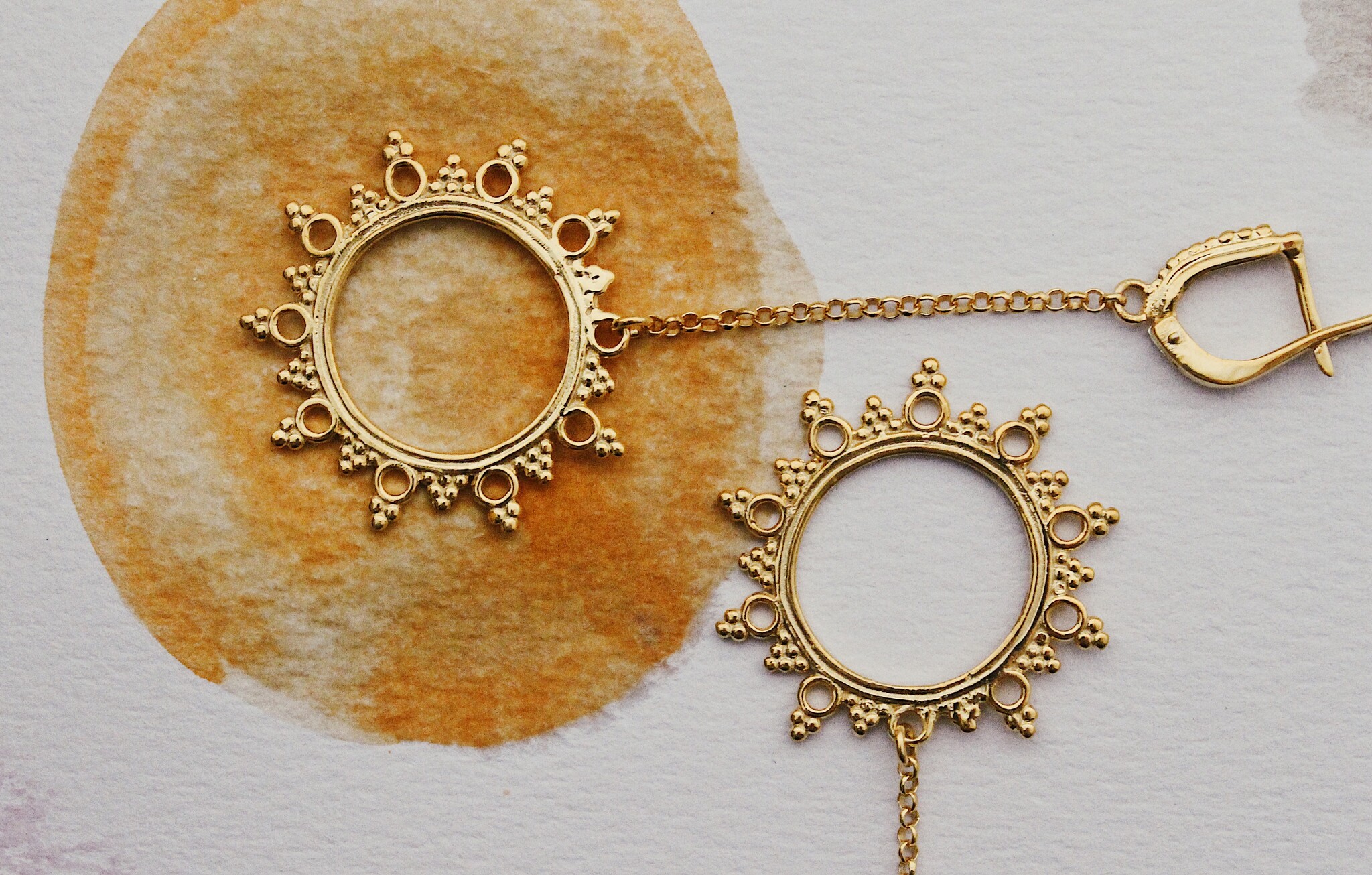 Серьги в форме солнца. Эстетичные сережки. Серьги в виде солнца золотые. Серьги в форме солнца. Серьги в форме солнца.