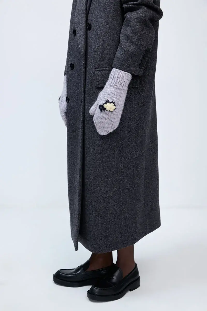 Варежки с овечками серый