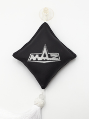 Ромб объемный на присоске MAZ (экокожа, черный, белая вышивка, кисть)