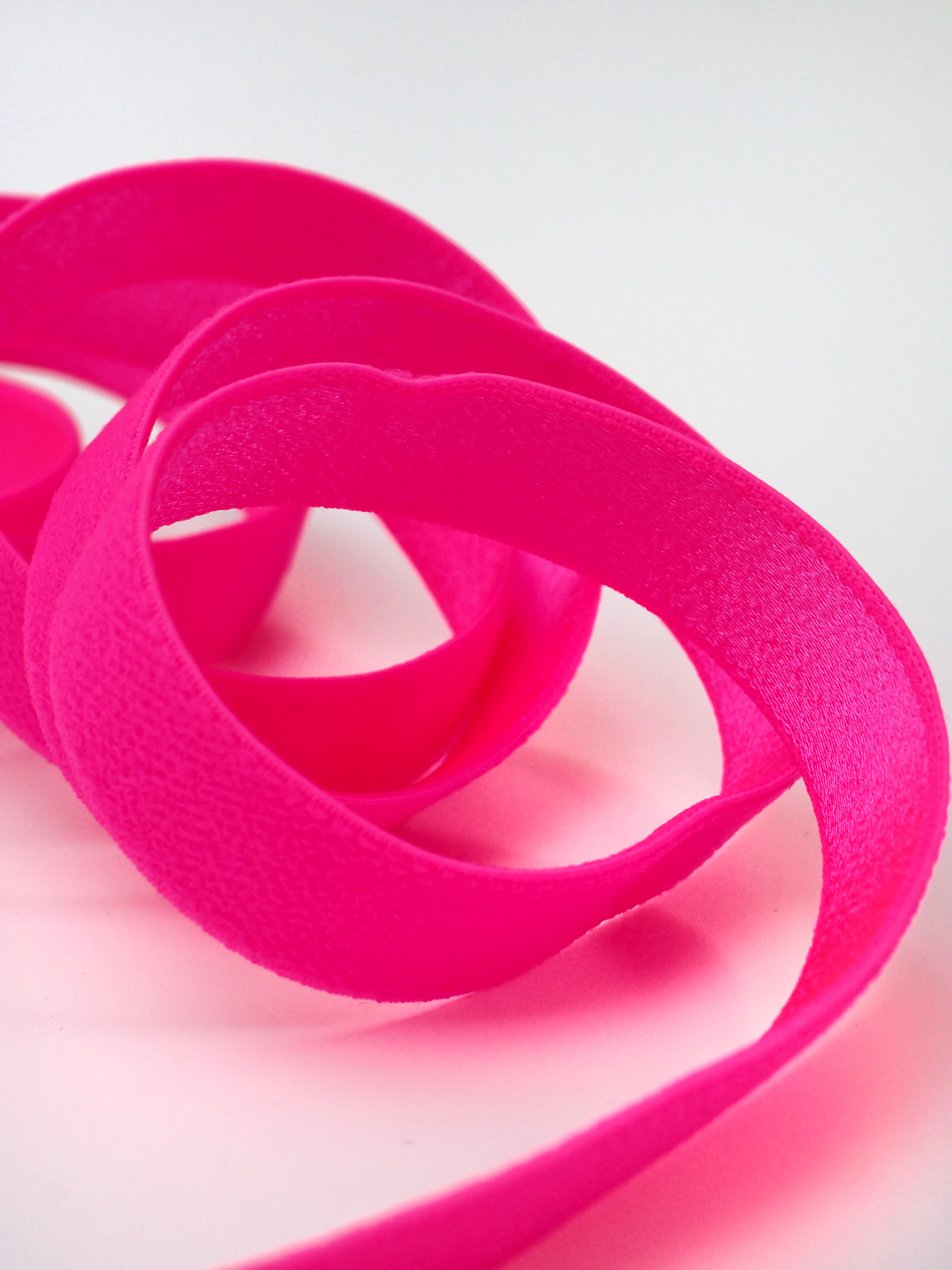 Резинка бретелечная розовая неоновая глянцевая 15 мм
