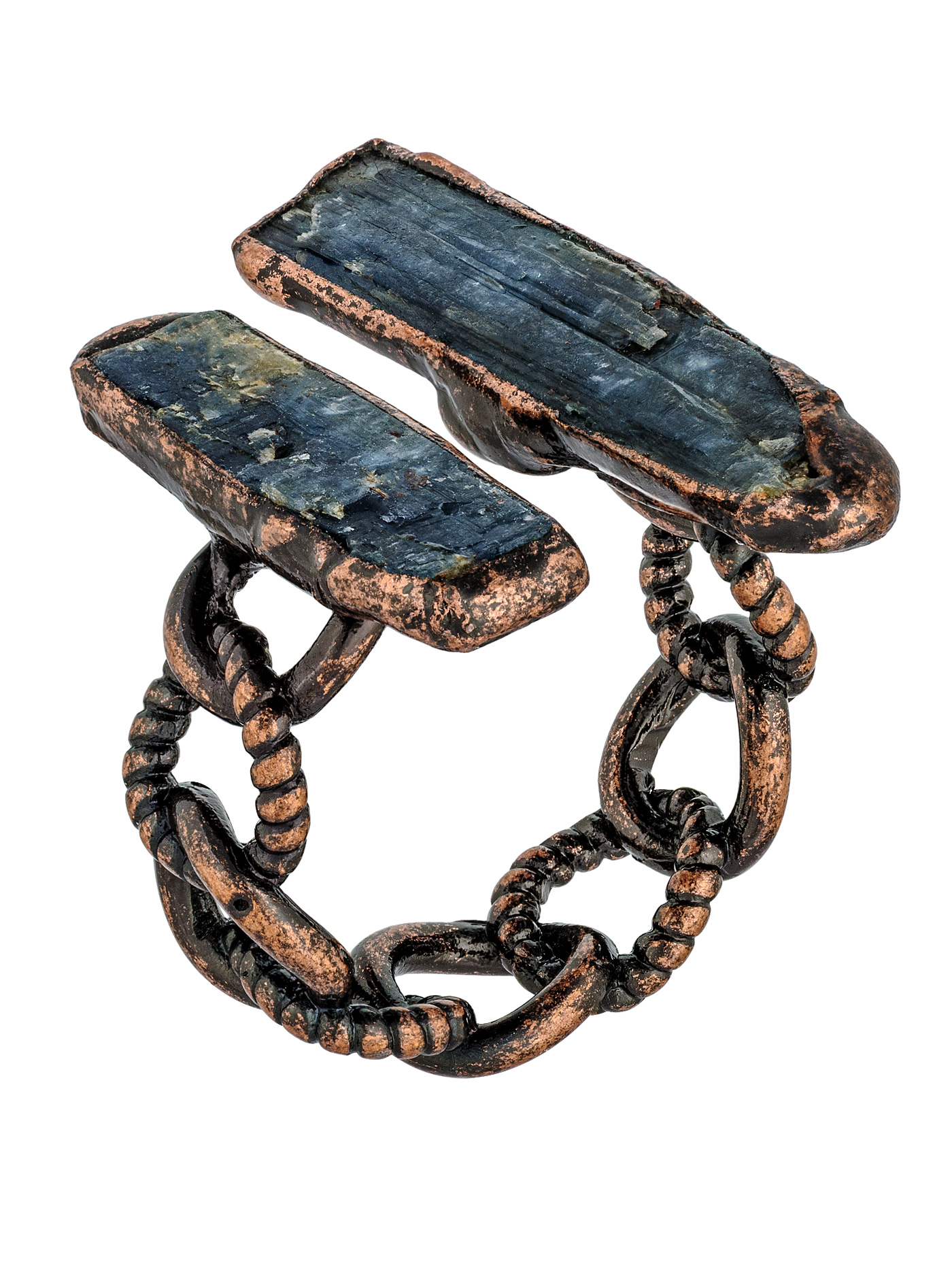 Массивное кольцо с кианитом