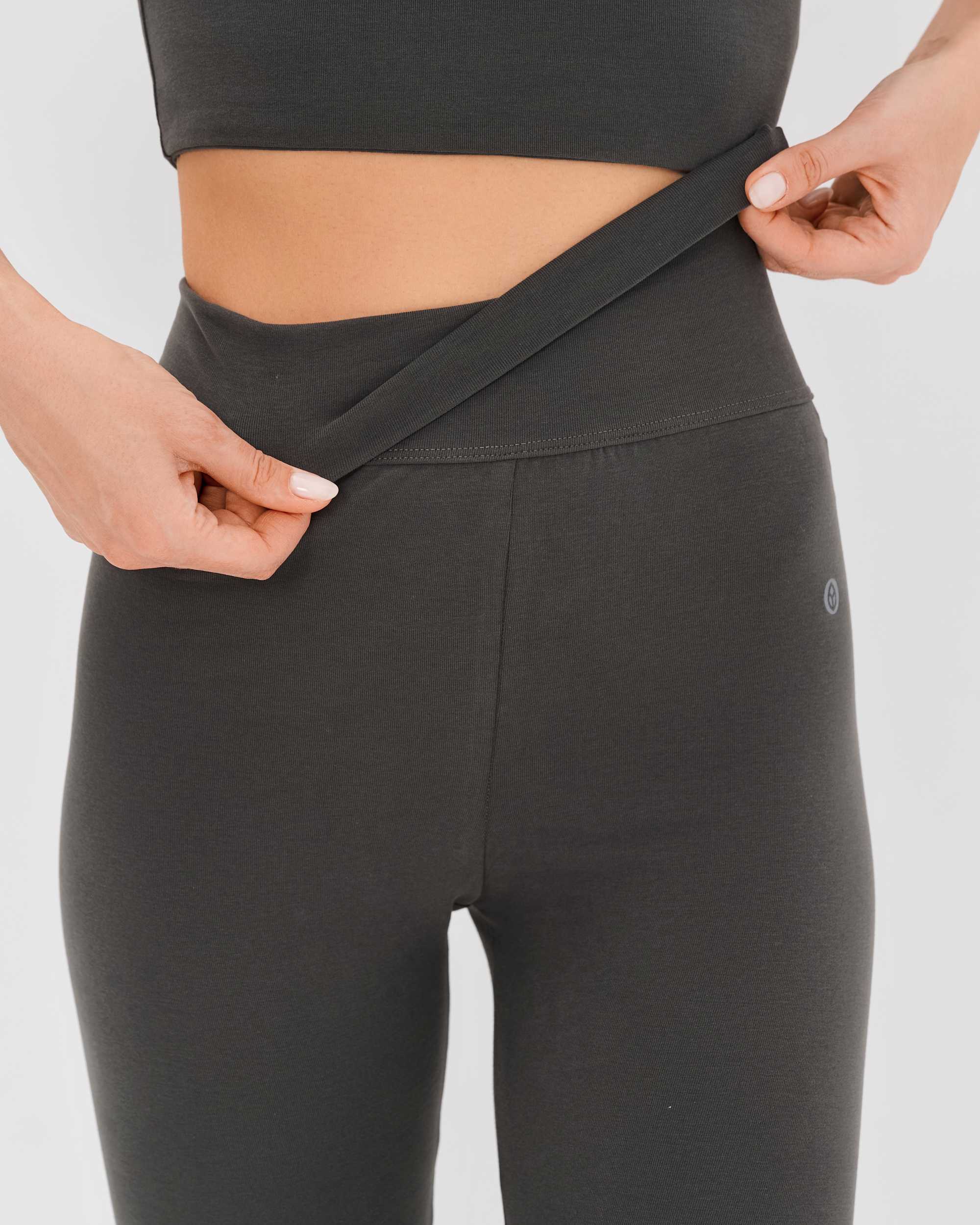 темно-серый