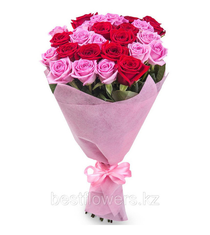 Букет из 25 розовых и красных роз (местные)