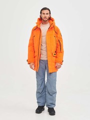 Мужская  куртка оранжевого цвета.