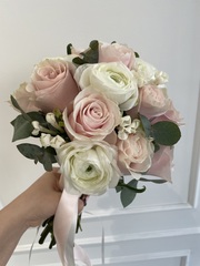 Свадебный букет из ранункулюсов, одноголовых роз и эвкалипта