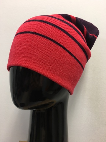 Зимняя двухслойная удлиненная шапочка бини c полосками. Градиент - переход от кораллового к темно-бордовому оттенку.