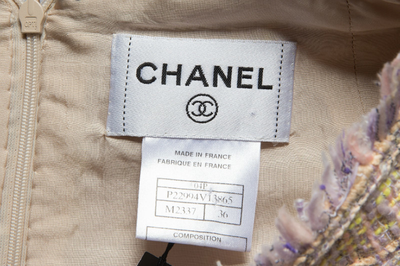 Женственное платье из твида пастельных оттенков от Chanel, 36 размер