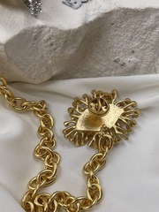 Брошь двойная Скиап. в золотом цвете жёлтый глаз и губы