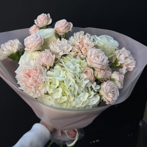 Букет из белой гортензии, роз и диантуса